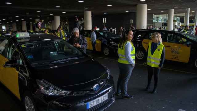Taxistas protestan en la T1 del aeropuerto de Barcelona-El Prat contra la inacción de Aena ante la situación de los conductores ilegales / LORENA SOPENA - EUROPA PRESS