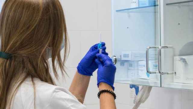 Una enfermera prepara una dosis de la vacuna contra el Covid durante la sexta ola / Glòria Sánchez (EP)