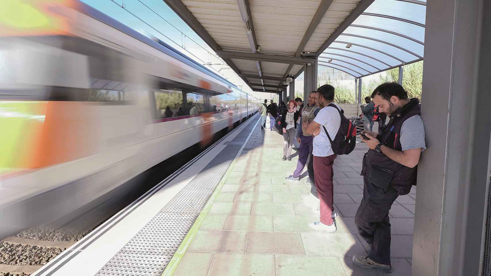 Varios viajeros esperan el tren en el  primer día de bono gratuito / EUROPA PRESS