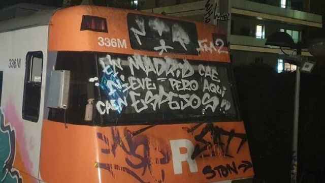 Un tren vandalizado por unos grafiteros como los que apedrearon a un vigilante de seguridad / RENFE