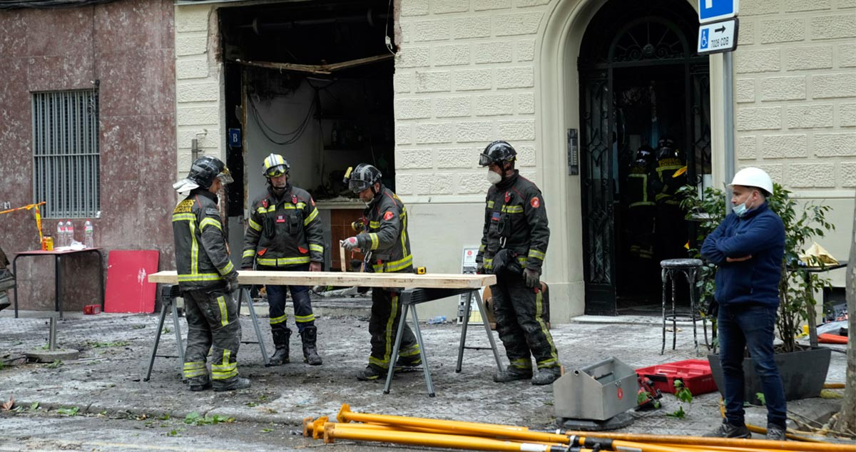 Los bomberos en el bar donde tuvo lugar la explosión / ALEJANDRO GARCIA - EFE