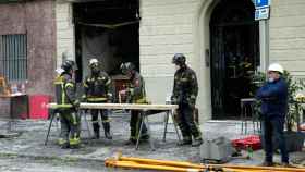 Los bomberos en el bar donde tuvo lugar la explosión / ALEJANDRO GARCIA - EFE