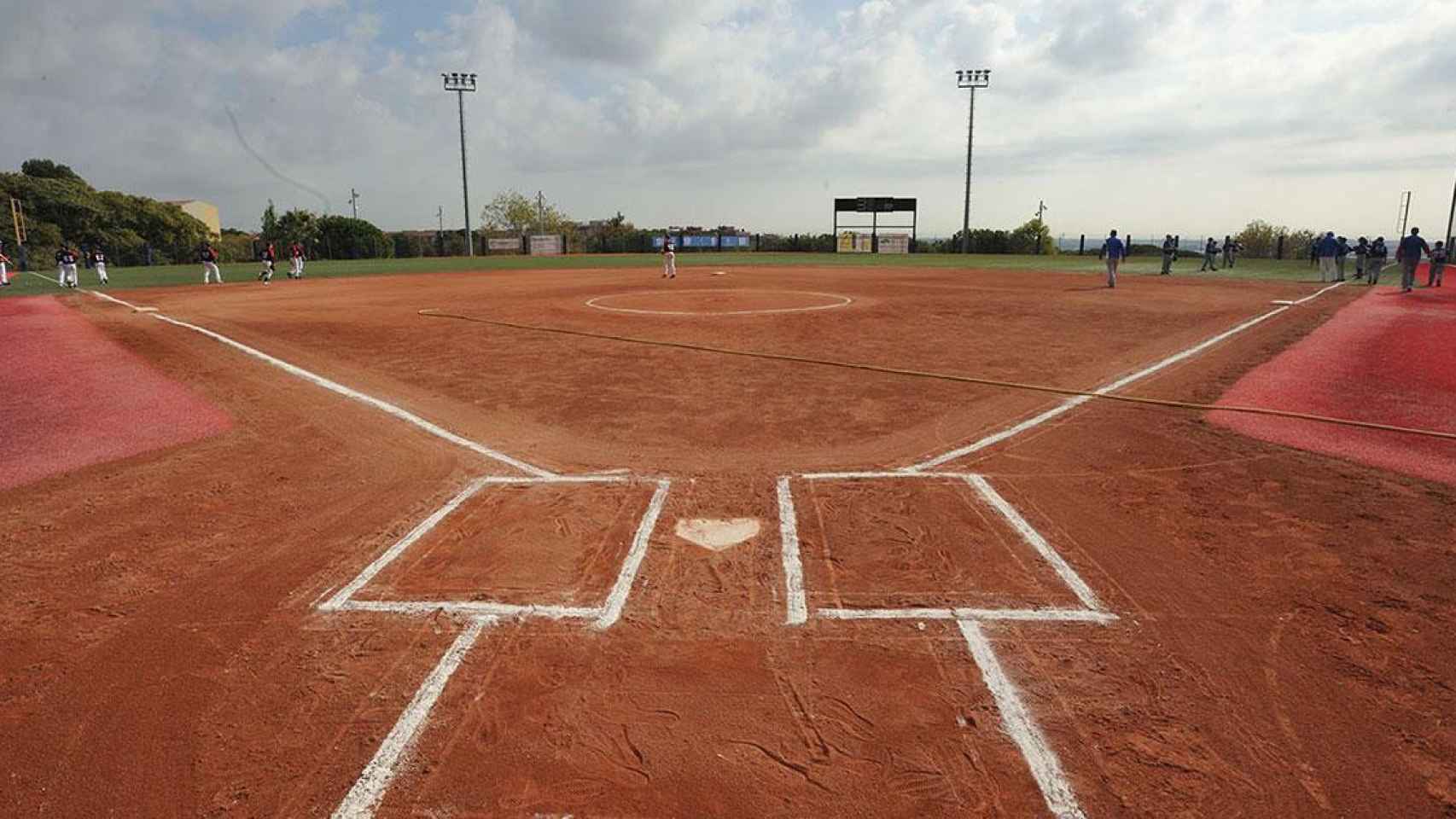 Campo del Club de Béisbol y Sóftbol de Sant Boi (Barcelona), en la que entrenaba el presunto autor de los abusos sexuales a tres alumnas / CBS SANT BOI