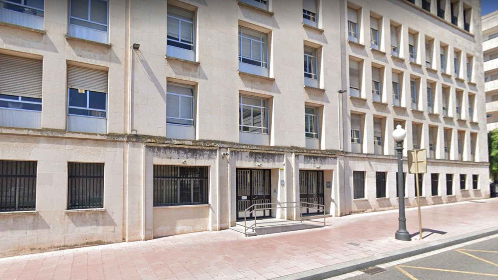Exterior de la Audiencia de Tarragona, donde ha sido juzgado y condenado un hombre por abusar de su hijastra / GOOGLE MAPS