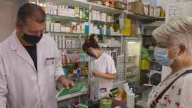 Farmacéuticos atienden a clientes en plena pandemia / EP