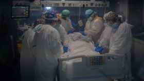 Trabajadores sanitarios protegidos contra el Covid-19 atienden a un paciente en la uci del Hospital del Mar de Barcelona / DAVID ZORRAKINO - EUROPA PRESS
