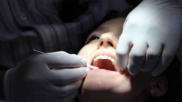 Una paciente es tratada por las caries