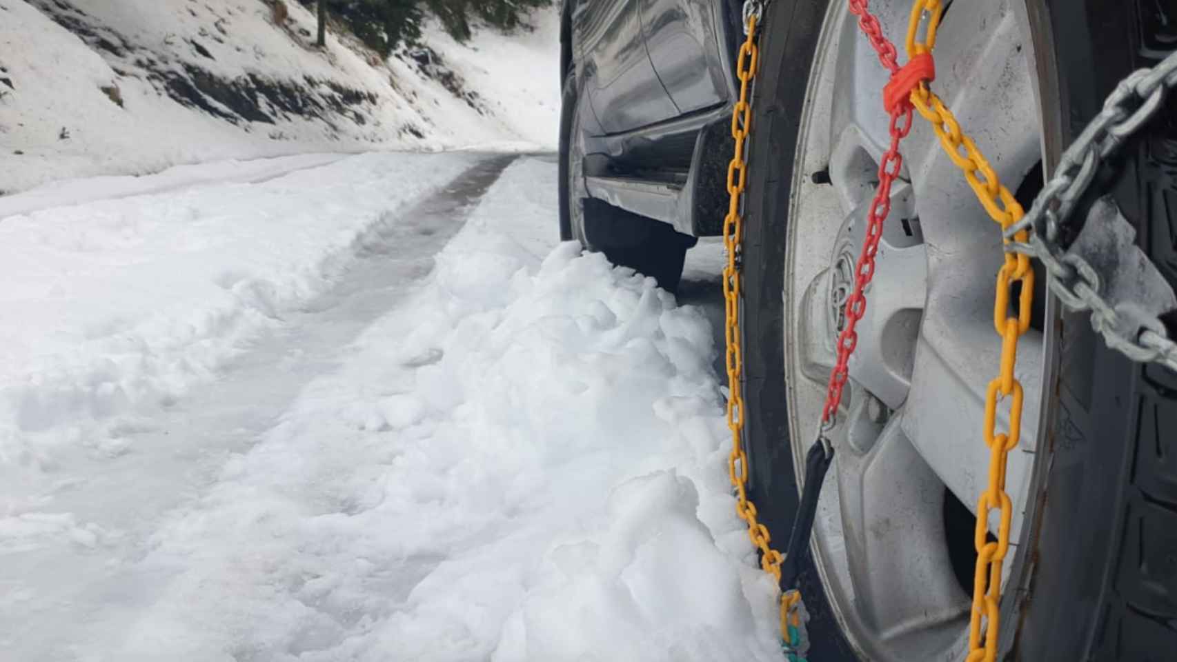 Un coche atrapado en la nieve / TRÀNSIT