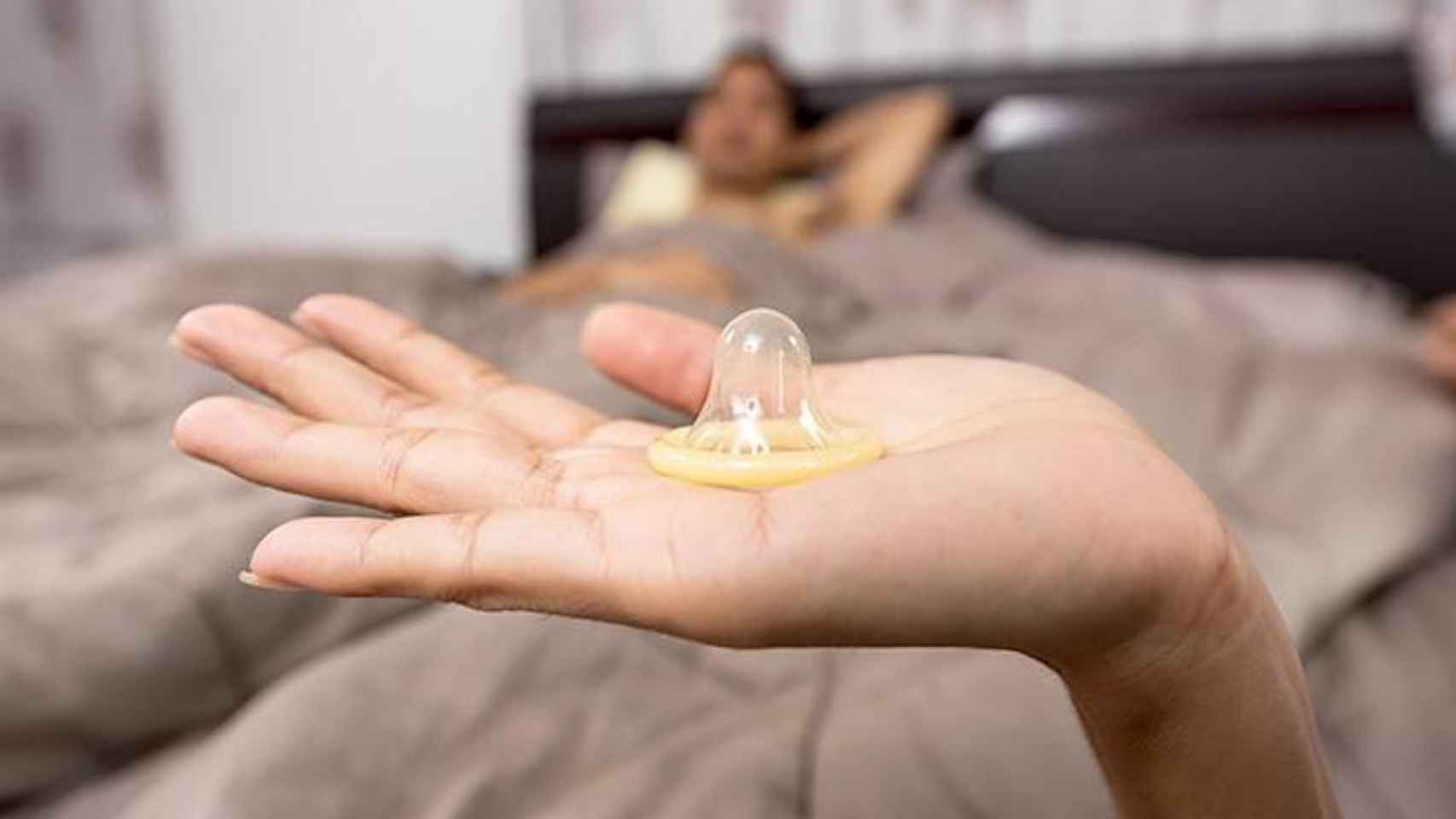 Preservativo, el método anticonceptivo más común, en la mano de una mujer / EP
