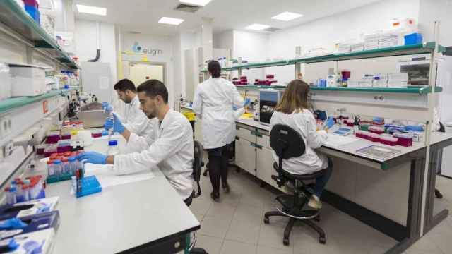 Laboratorio de investigación con óvulos de mujeres / EUGIN