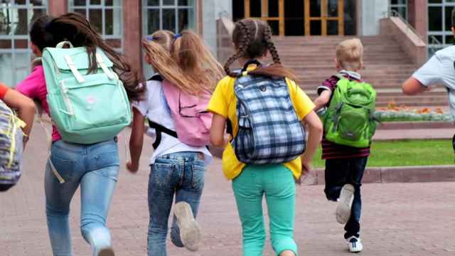 Niños en su primer día de vuelta al cole / CG