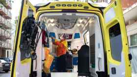 Una técnico del Sistema de Emergencias Médicas (SEM) en una ambulancia especializada en Covid / EP