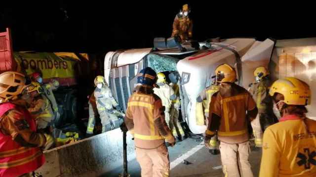 Tareas de rescate del hombre atrapado en la cabina de su camión en Tagamanent / BOMBERS