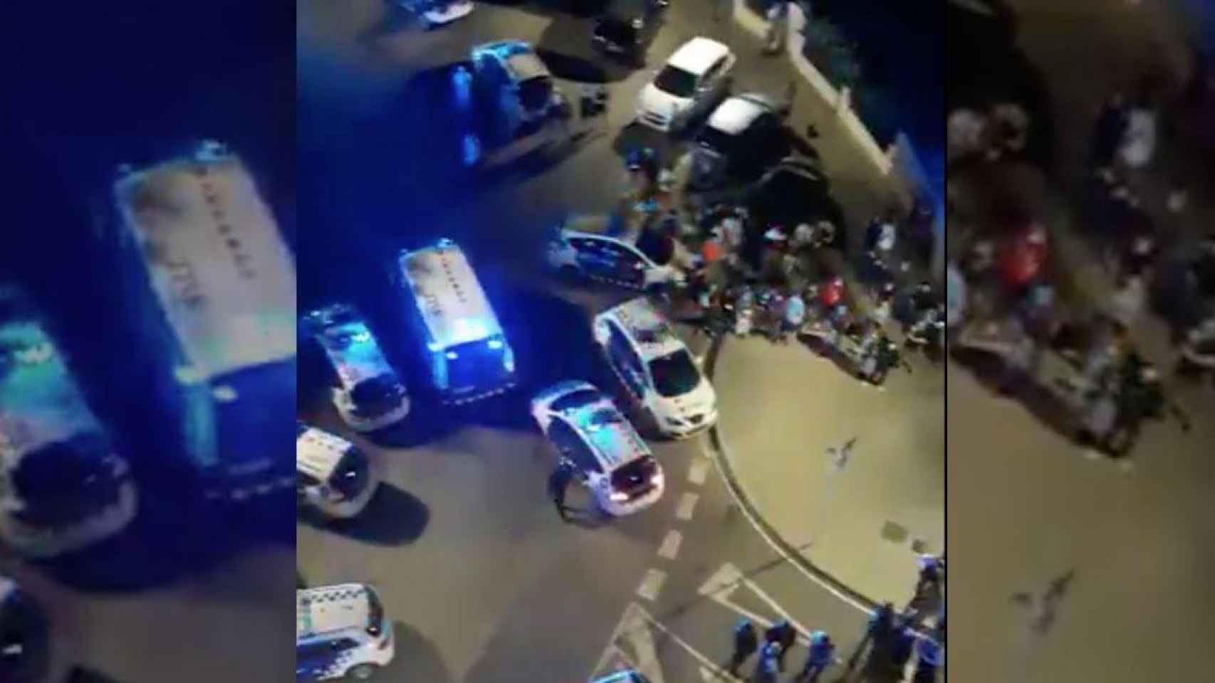 Efectivos de Mossos d'Esquadra durante el ataque al piso ocupado por jóvenes migrantes en Premià de Mar / TWITTER