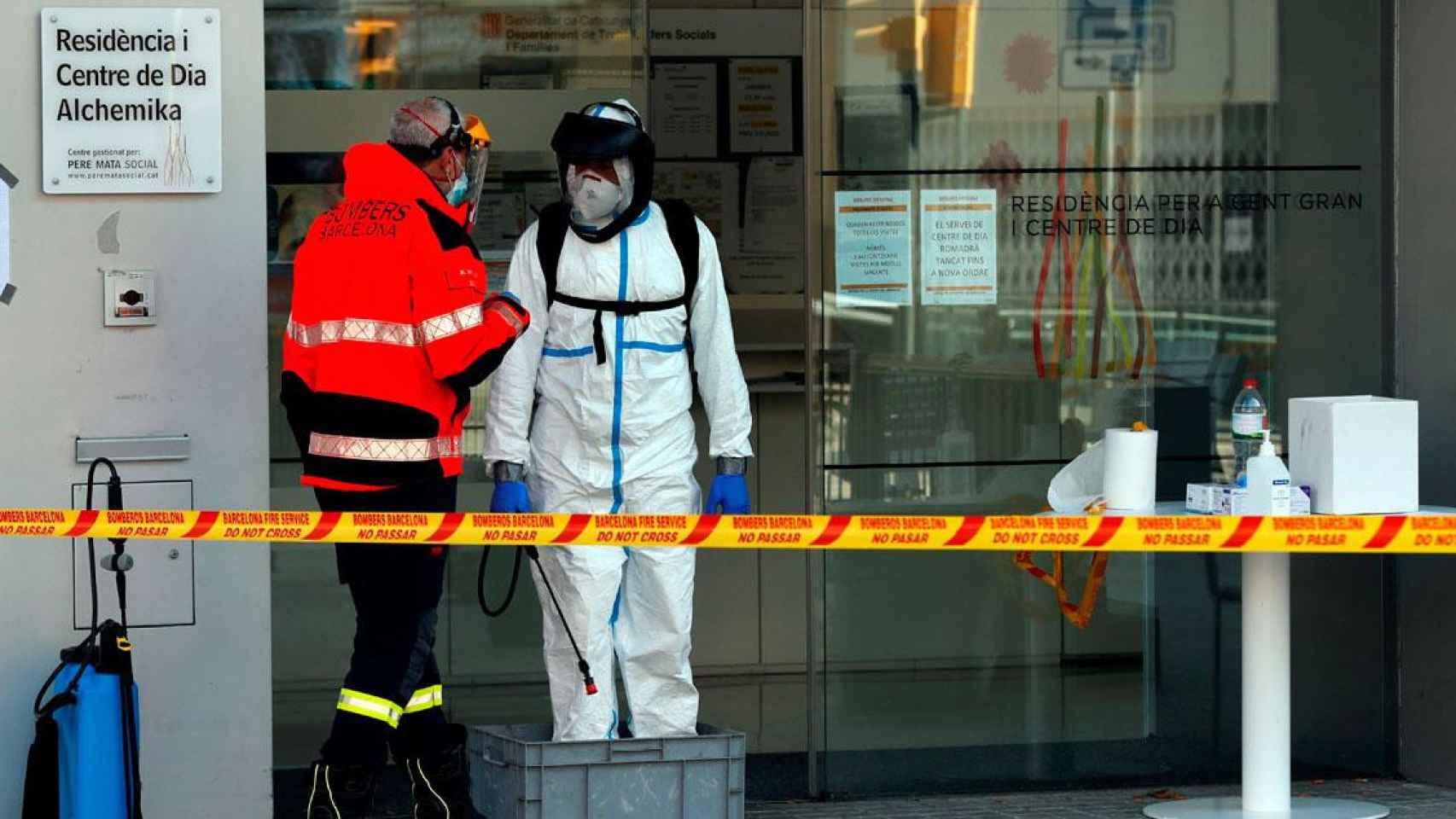Dos personas trabajan en la desinfección de la residencia Alchemika de Barcelona, en Cataluña / EFE