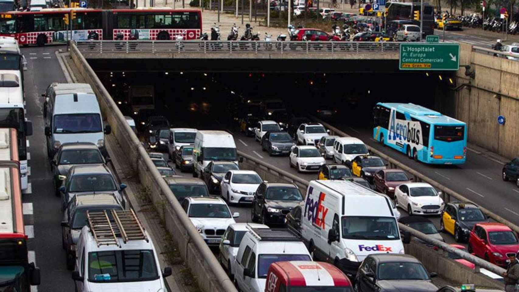 Imagen de un atasco de tráfico en una de las rondas de Barcelona / CG