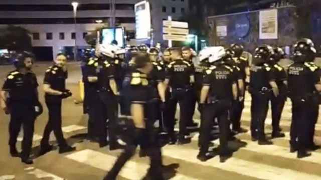 Imagen de agentes de a pie de los Mossos d'Esquadra lidiando con la batalla campal / CG