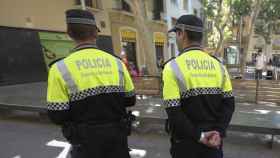 Foto de archivo de una patrulla de la Guardia Urbana paseando por Barcelona
