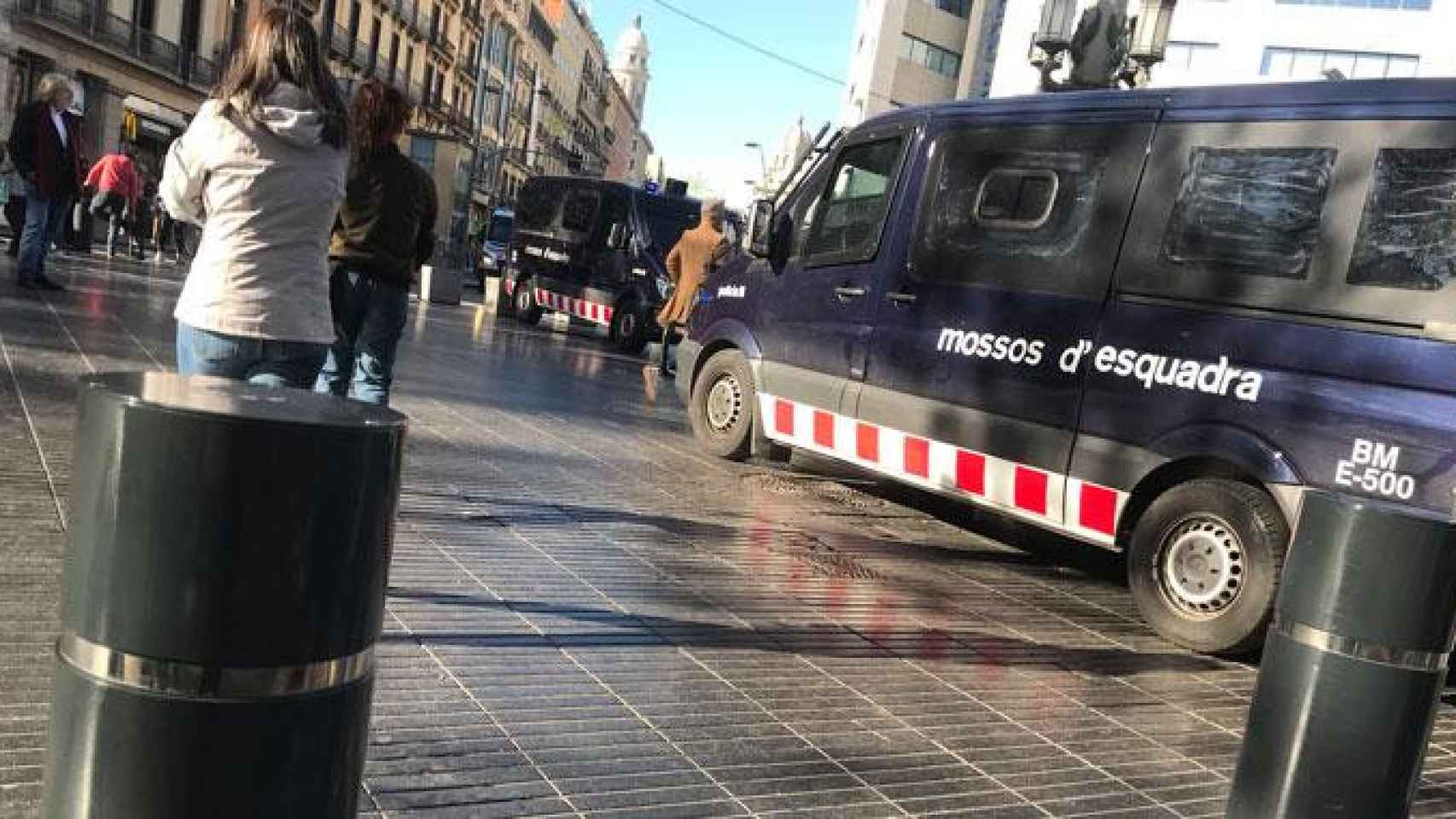 Furgonetas de los Mossos d'Esquadra en la Rambla de Barcelona / CG