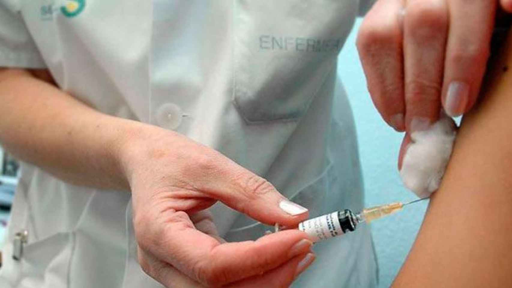 Una enfermera administra una vacuna contra la gripe a un paciente / EFE