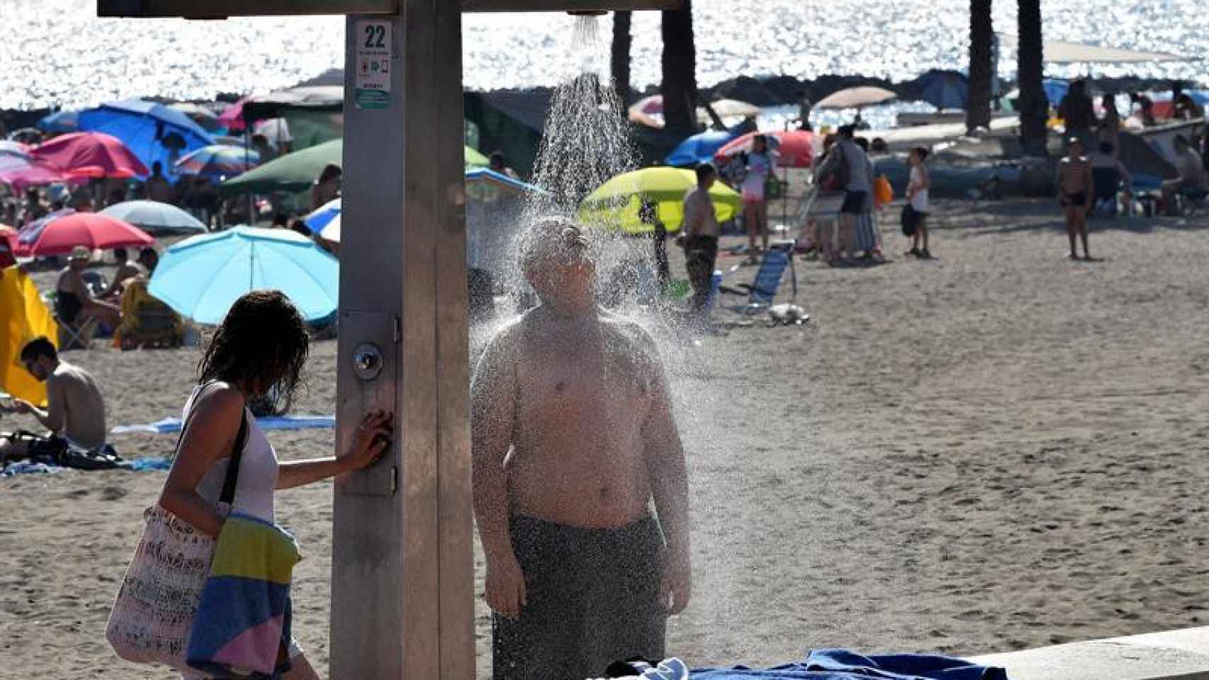 Un hombre se refresca en una playa de Almería durante la ola de calor / EFE