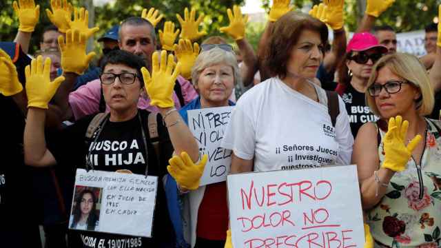 Una foto de mujeres enfrente de la Audiencia Provincial de Madrid durante el juicio contra el doctor Vela / EFE