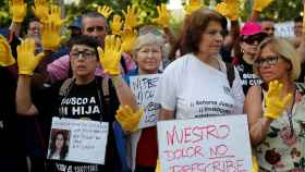 Una foto de mujeres enfrente de la Audiencia Provincial de Madrid durante el juicio contra el doctor Vela / EFE