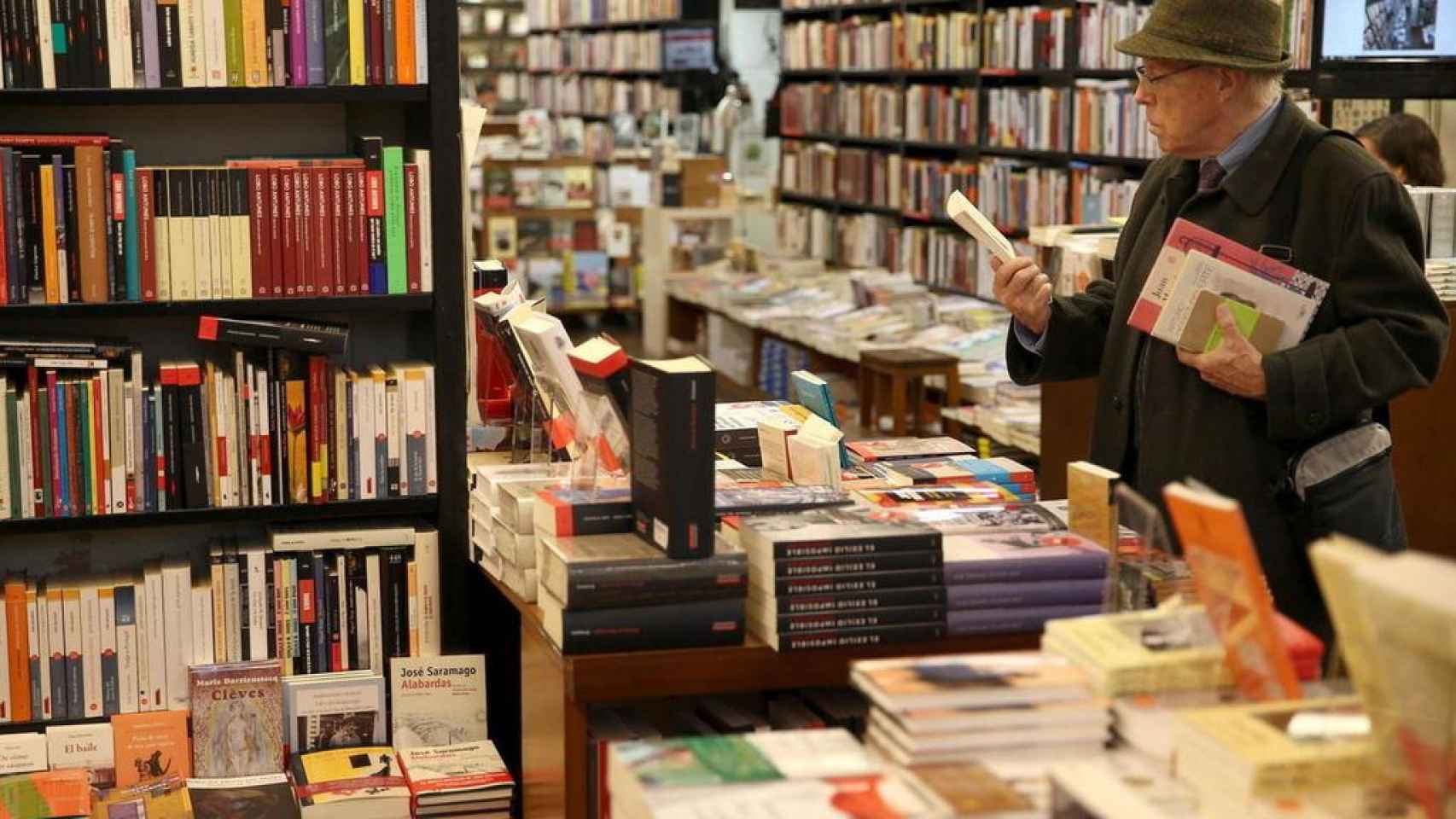 Un hombre escoge libros en una librería / EFE