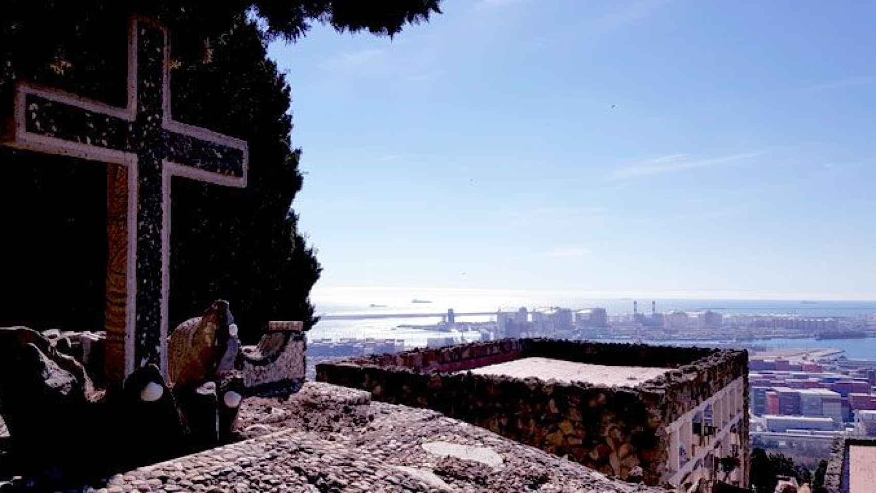 Vista de una sepultura en el Cementerio de Montjuïc de Barcelona / CG