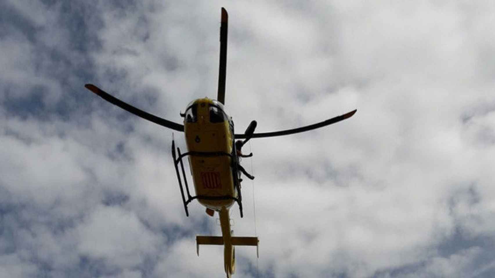 Uno de los helicópteros de los bomberos que protagoniza el dispositivo de búsqueda del hombre desaparecido en Sant Boi de Llobregat (Barcelona) / Bombers