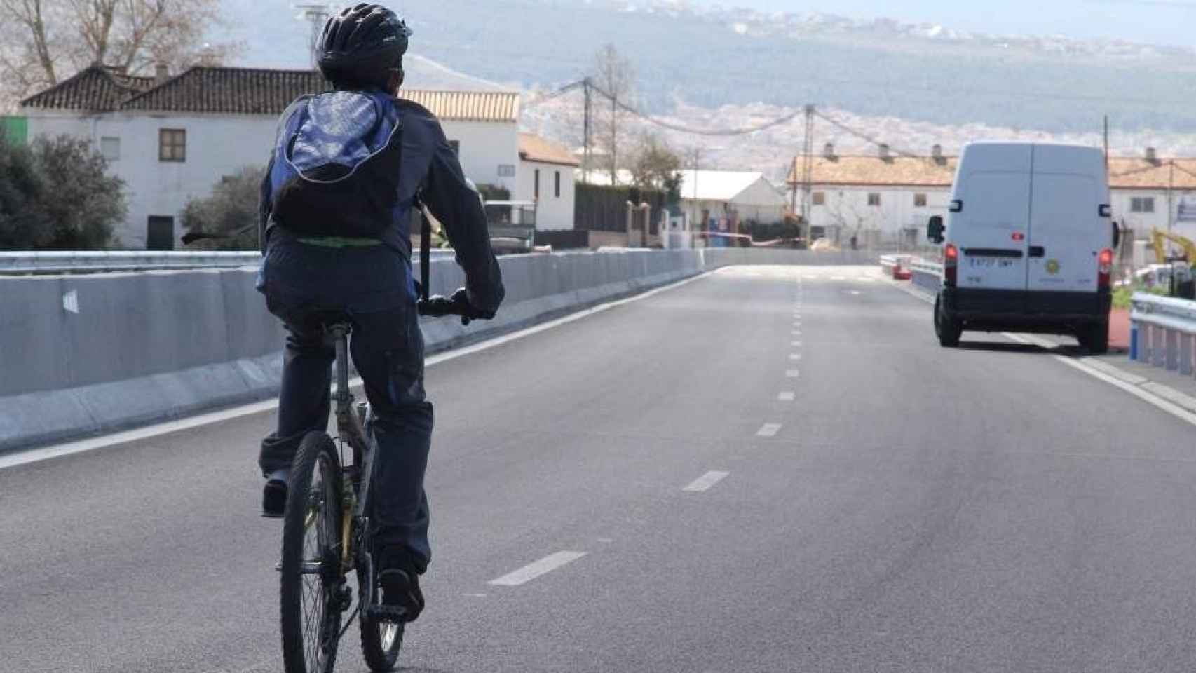 Un ciclista circula por una vía del interior de la provincia de Barcelona / CG