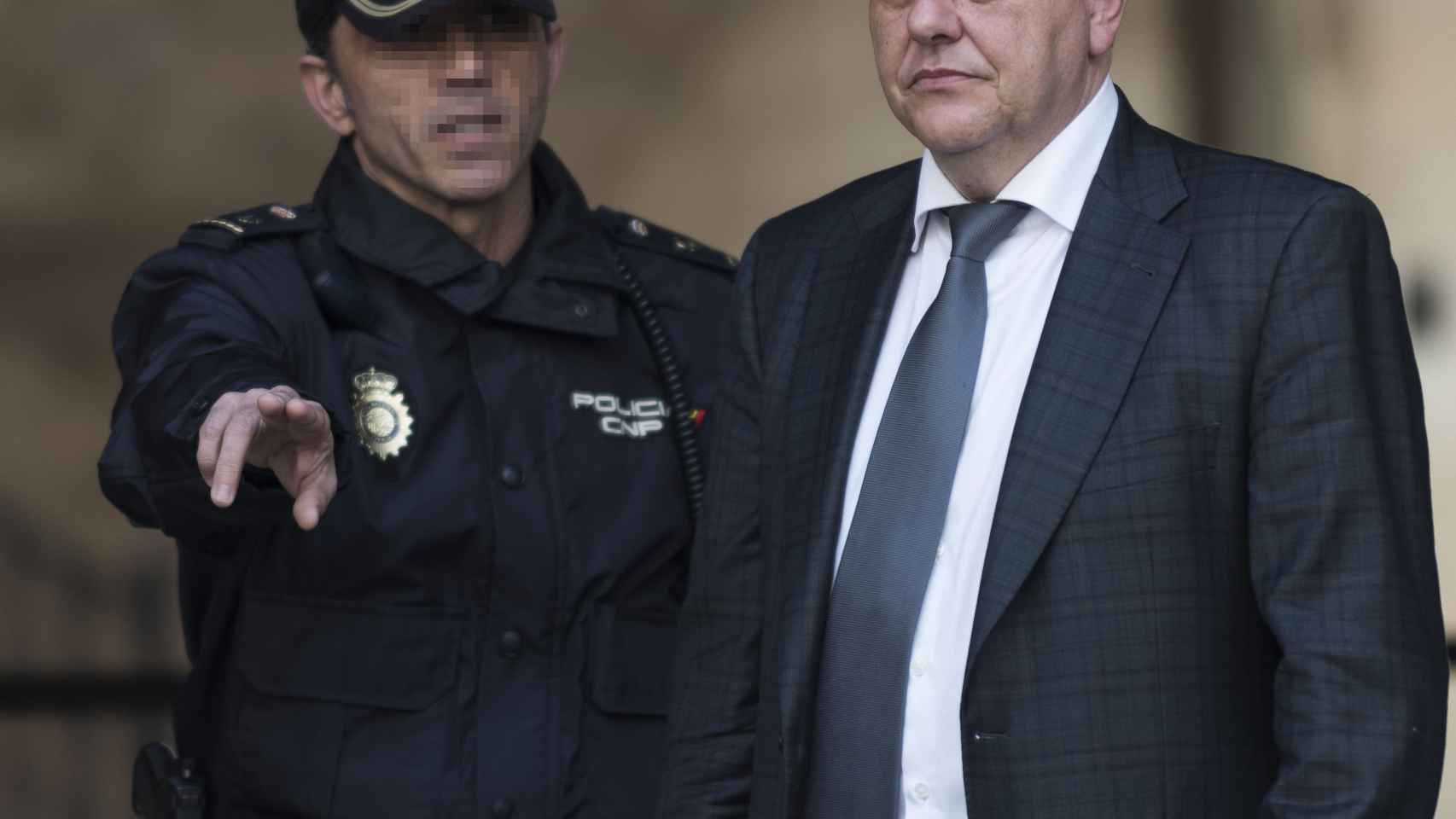 El fiscal anticorrupción del 'caso Nóos', Pedro Horrach, a su salida de la Audiencia de Palma tras conocer la sentencia / EFE