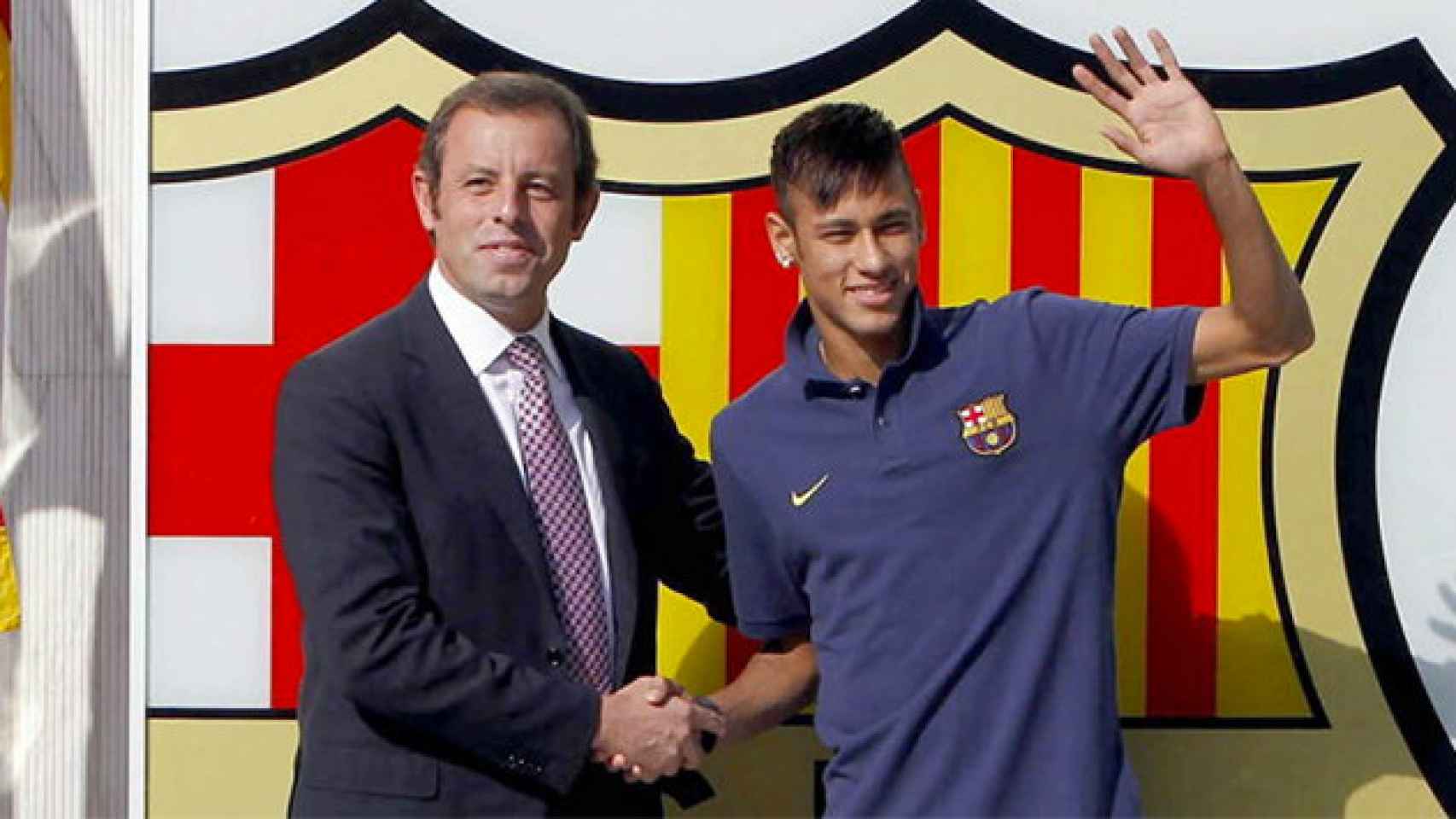 El expresidente del Barça Sandro Rosell y Neymar, en la presentación del jugador con el Barça / EFE