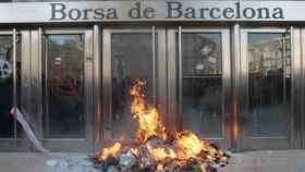 Hoguera ante la Bolsa de Barcelona, en la huelga general de marzo de 2012.