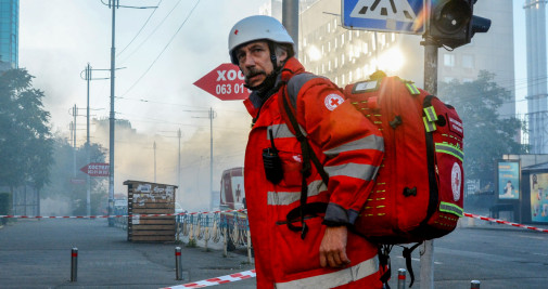  Un médico frente a un edificio en llamas atacado por las fuerzas rusas en Kiev / EUROPA PRESS