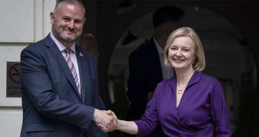 El diputado británico y copresidente del Partido Conservador, Andrew Stephenson, felicita a la nueva líder del Partido Conservador, Liz Truss, tras el anuncio de su victoria en la Oficina Central de los Conservadores / EFE