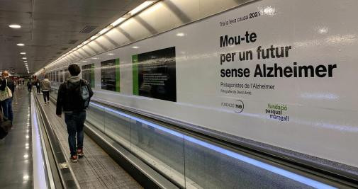 Exposición fotográfica Protagonistas del Alzheimer en la estación de metro de Diagonal / LAIA CALAF - CG
