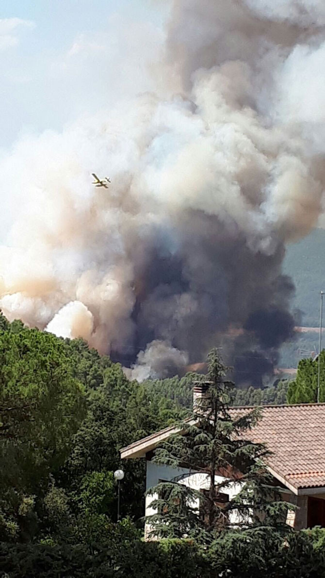 incendio artes desalojados 300 hectareas