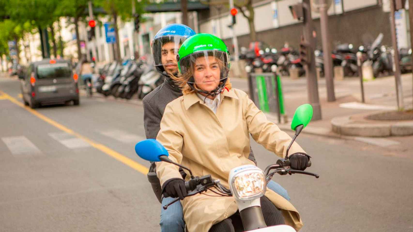 Dos personas se desplazan en una moto de Cooltra por Barcelona / EP