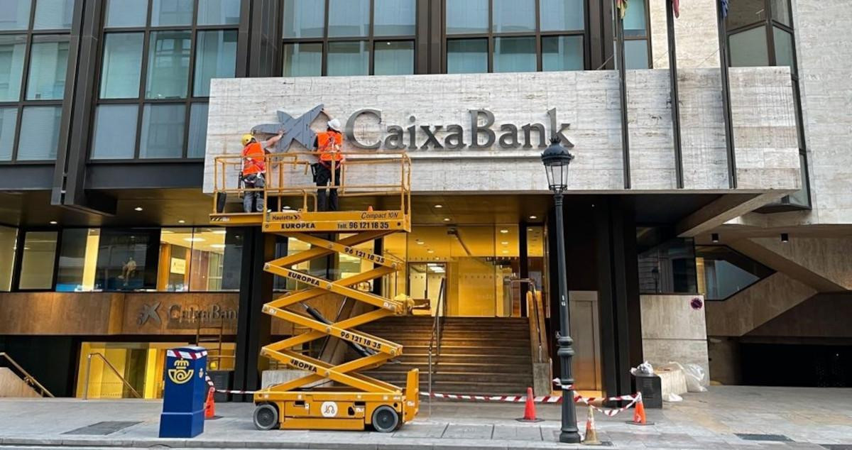 El edificio que albergaba la sede de Bankia de Valencia, ahora con el logo de Caixabank / EP