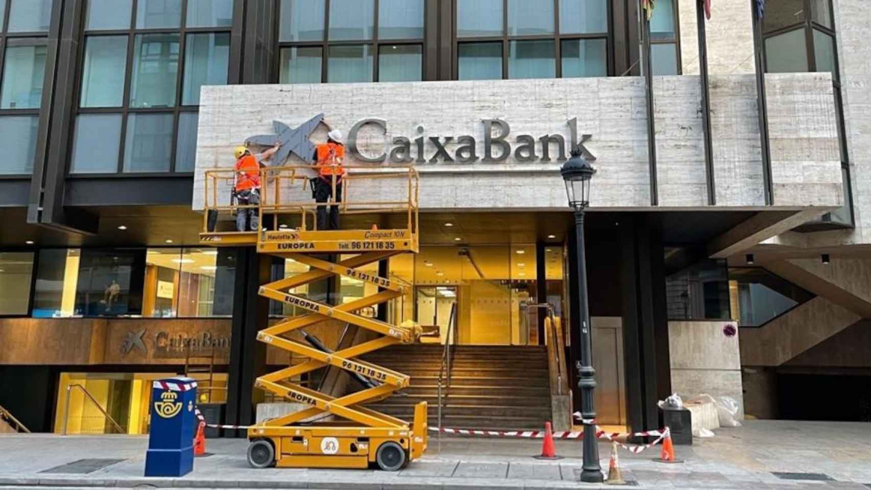 El edificio que albergaba la sede de Bankia de Valencia, ahora con el logo de Caixabank / EP