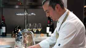 El chef francés Romain Fornell, que reclama las coberturas por sus diez establecimientos asegurados en Barcelona, en una de sus cocinas / CEDIDA