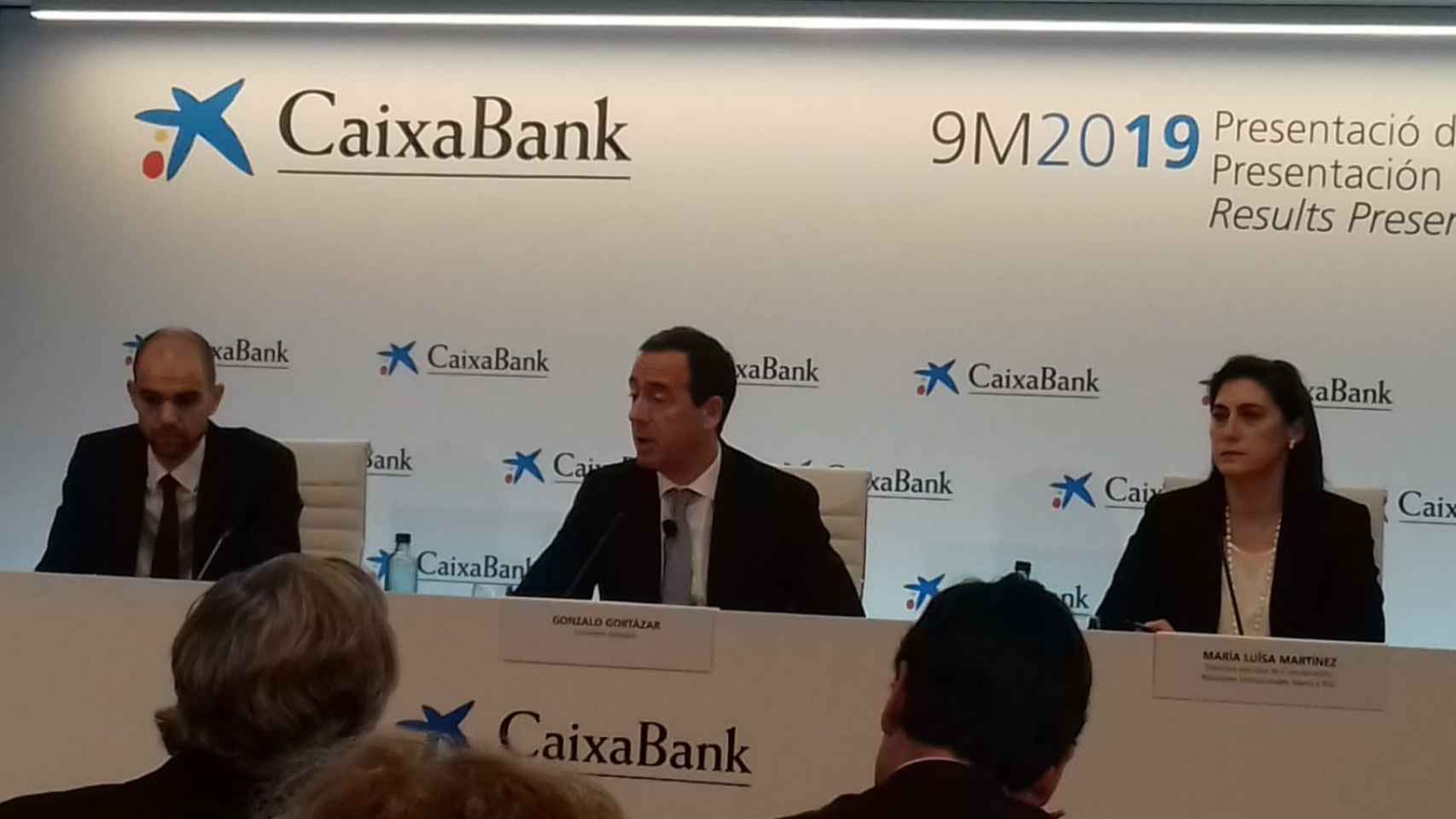 Gonzalo Gortázar, en el centro, durante el acto de presentación de resultados de Caixabank / LUIS M. GARCÍA