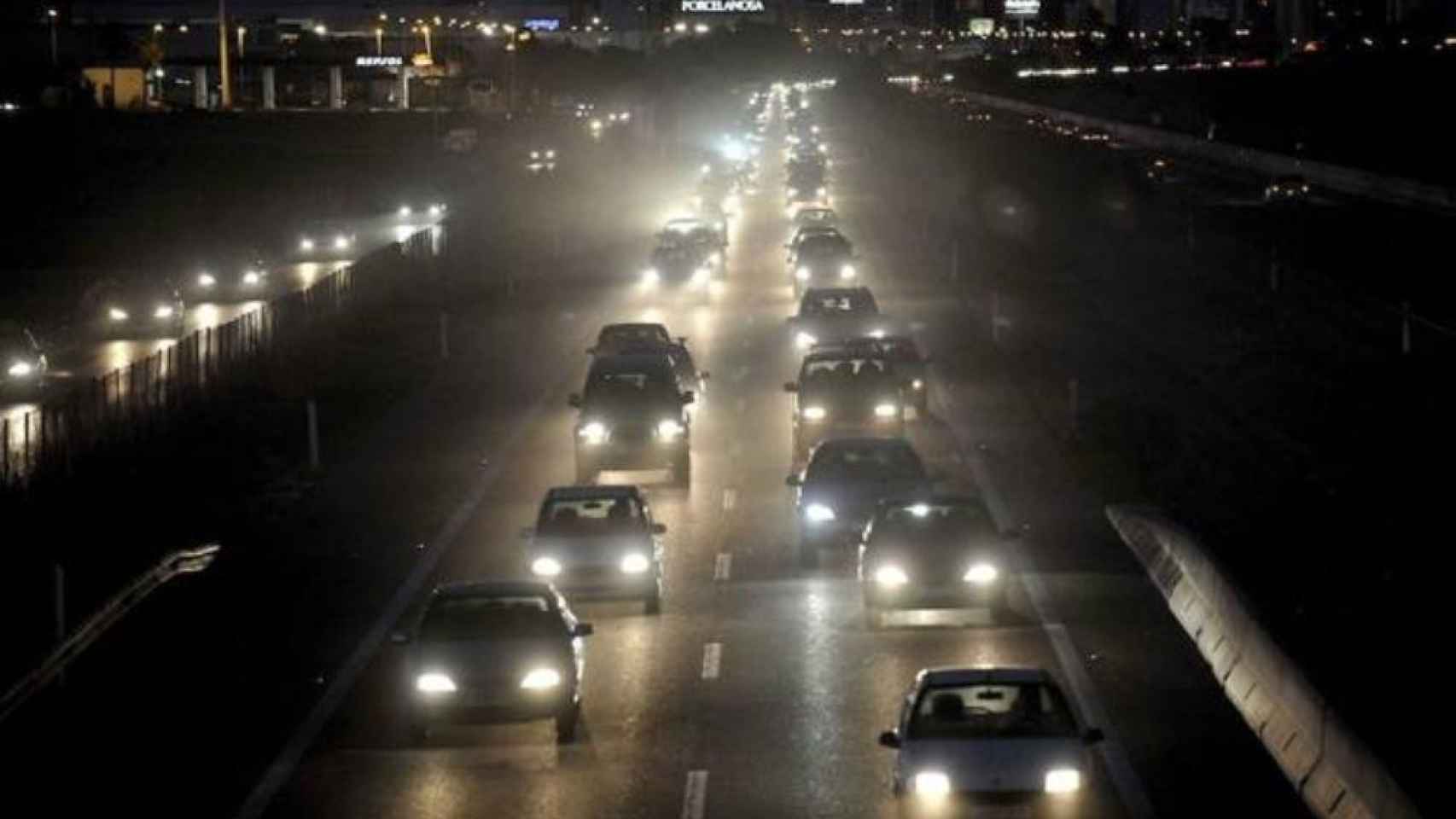 Una carretera abarrotada de vehículos de noche