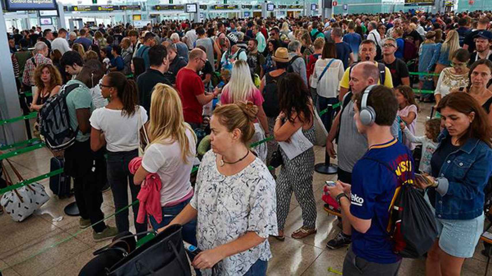 Las colas en los controles de seguridad han desbordado la terminal T1 del Aeropuerto de Barcelona-El Prat este jueves / EFE