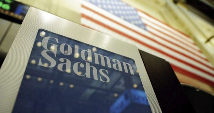 Logotipo de Goldman Sachs, una de las entidades bancarias más influyentes de Wall Street, junto a la bandera americana / EFE