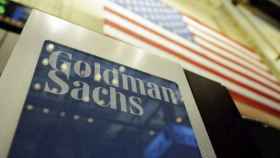 Logotipo de Goldman Sachs, una de las entidades bancarias más influyentes de Wall Street, junto a la bandera americana / EFE