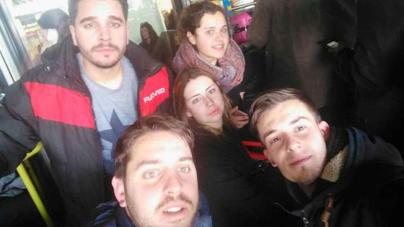 El grupo de Adrián Soto y sus amigos, que tardaron 37 horas en volar de Milán a Sevilla / CG