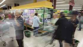 Varios ciudadanos hacen la compra en un supermercado en una imagen de archivo / EFE