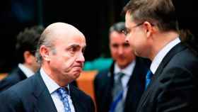 El ministro español de Economía, Luis de Guindos (i), conversa con el vicepresidente de la Comisión Europea (CE) para el Euro, Valdis Dombrovskis / EFE